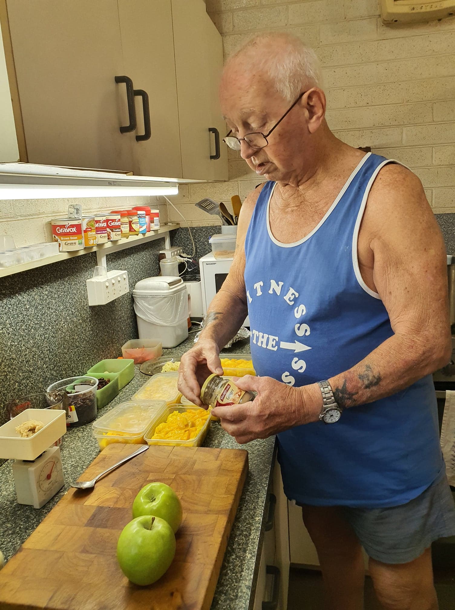 Preparing the apples.